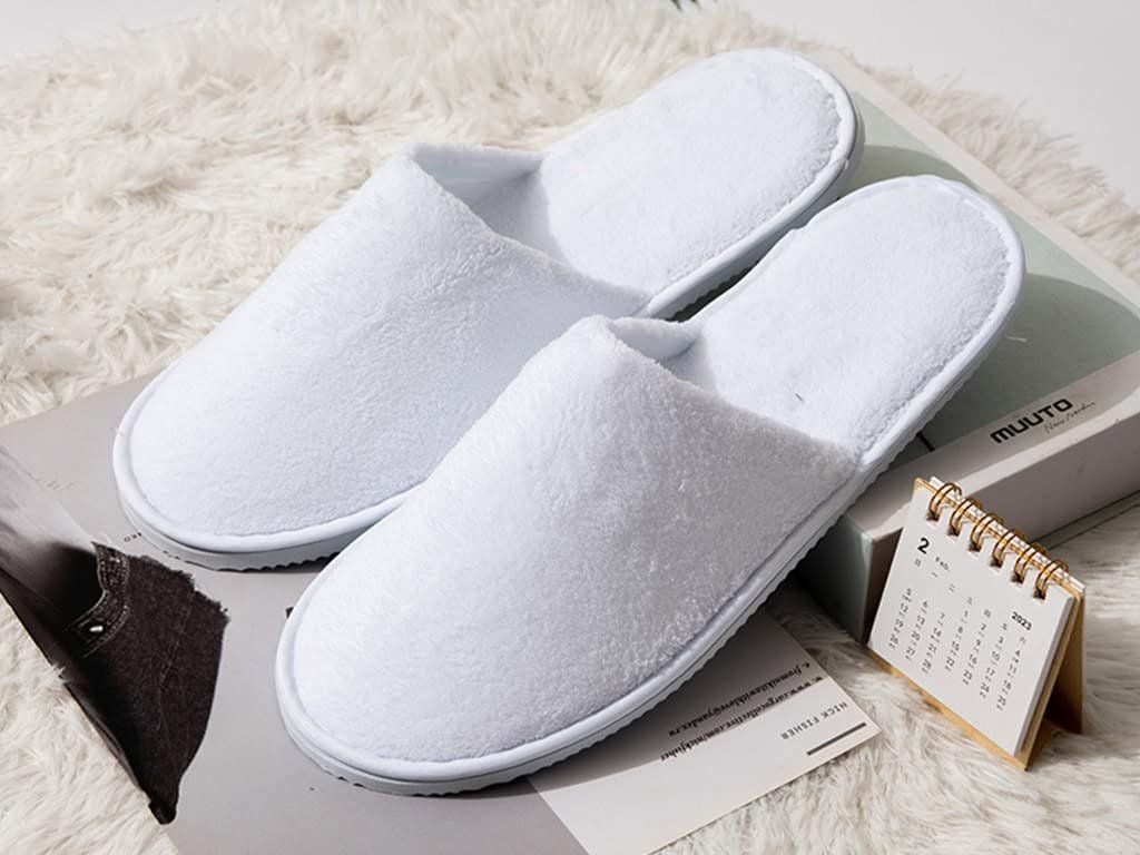 Bílé pantofle Luxus s uzavřenou špičkou, 1 pár