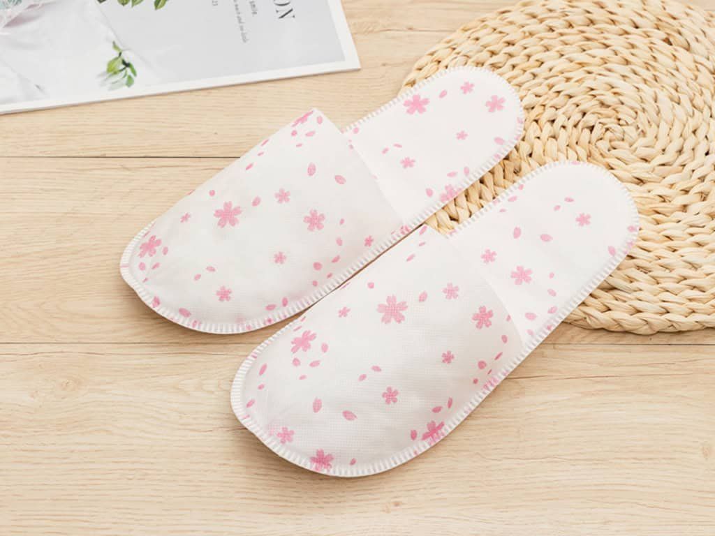 Bílé pantofle Flowers s uzavřenou špičkou, 1 pár