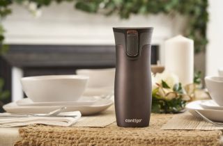 ❄️☕ Zima chutná líp z termohrnku! Udrží kávu i čaj horké přesně tehdy, kdy je venku mráz.🎄✨ Termohrnek Contigo u nás...